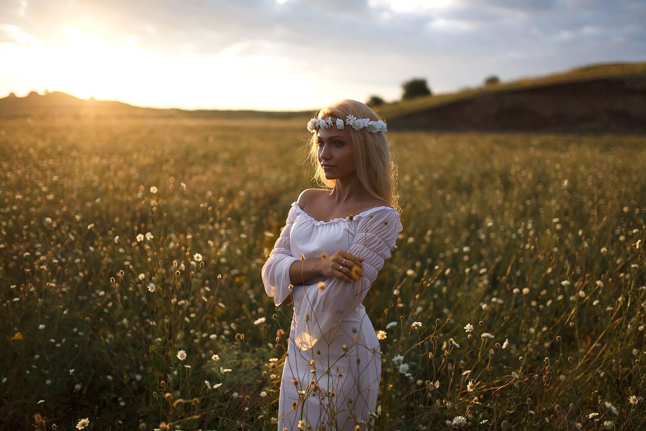 Girls in Slavic costumes in Alma Ata